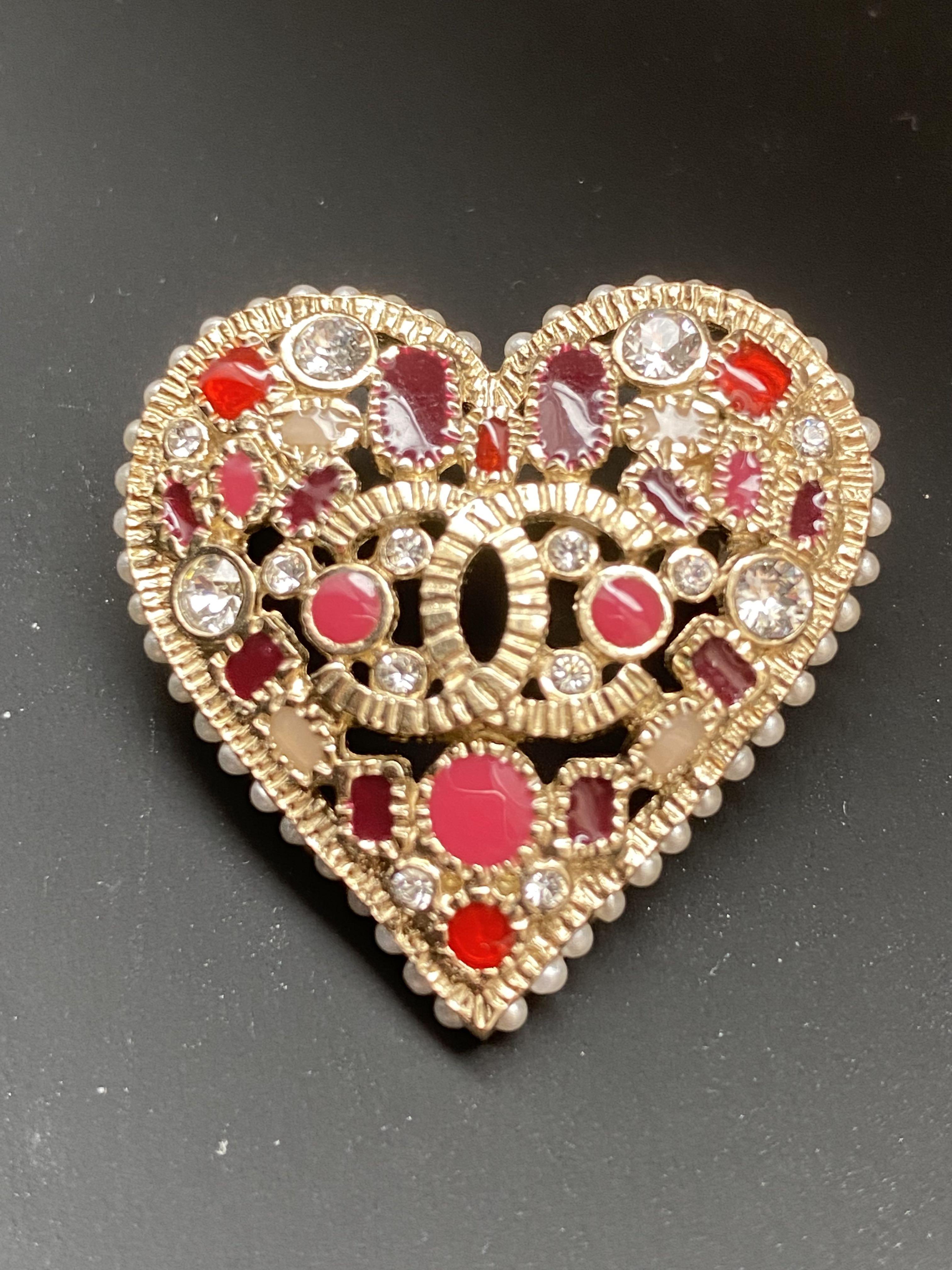 Lot - Coco Chanel 1940s large heart shaped dimensional brooch with black  center framed with pink teardrop glass jewels and faux pearls, unsigned.  3H x 3W
