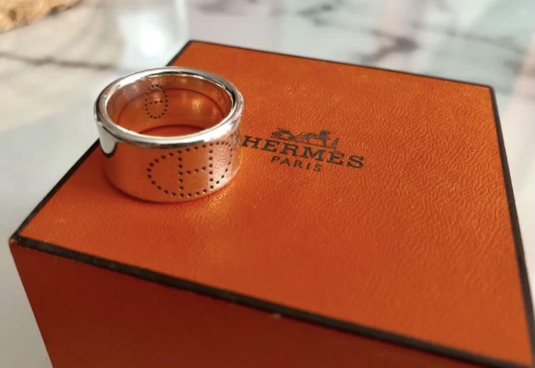 Bague eclipse ruban hermes 2025