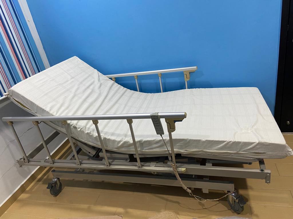 Hospital Bed to donate, Furniture & Home Living, Bathroom & Kitchen