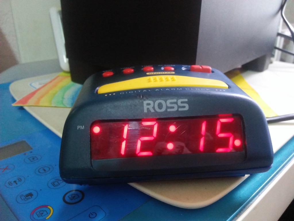 ROSS Digital Alarm Clock (220 volts AC or 9 volt DC), Furniture & Home