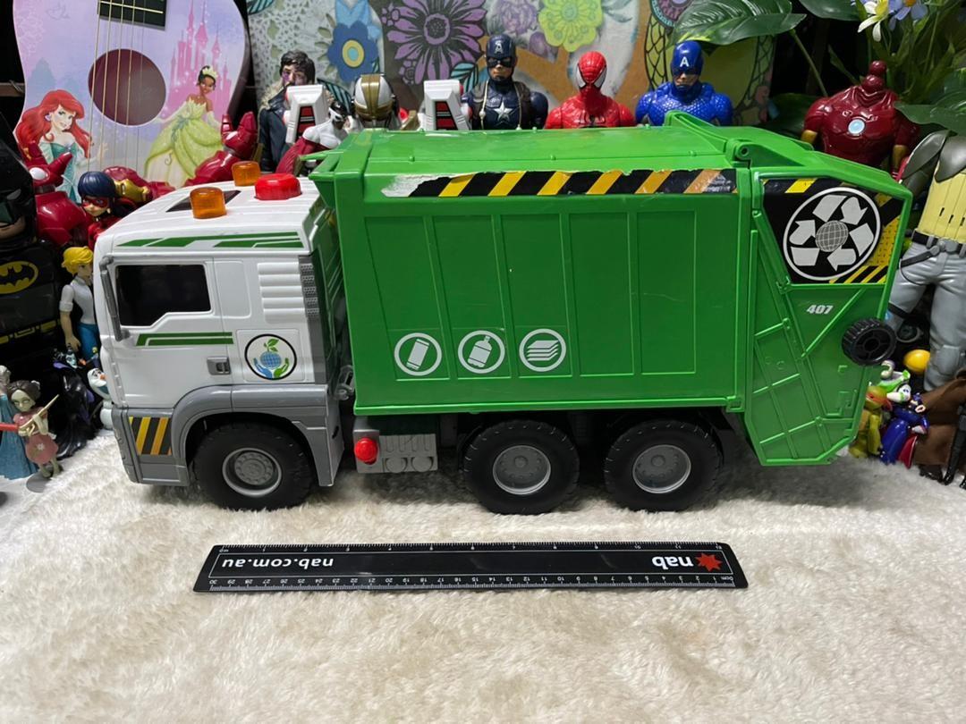 Toy r Us Pump Action Lift Garbage MAN Truck Dumpster Fast Lane 23 inxh