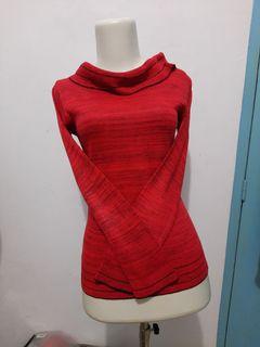 Turtle neck merah lengan panjang