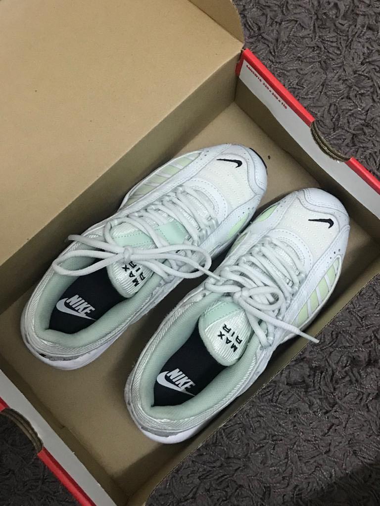 Air Max Tailwind IV (Category: Flipflops and Slides) located in Kajang. Submitted by Jemanstore.my (Listing ID 1100129824, Image 3). Description: Airmax Tailwind IV Size 4.5uk condition 10/10🔥 baru pakai sekali sahaja 💯original .