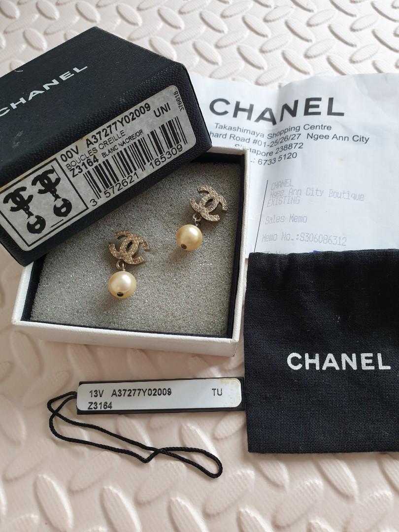 Chanel CC Pearl Earrings with Receipt (Category: Luxury Accessories) located in Davao. Submitted by declutter14 (Listing ID 1100054521, Image 2). Description: 10,000fixed Price No Nego Free Shipping AUTHENTIC Preloved 8 yrs old Chanel with box,dustbag, resibo,tag Hallmark ntanggal n mtgal nato e Heavily Used Tarnished bawal sa maarte hence mura na lang wag barat hindi mga ukay to.
