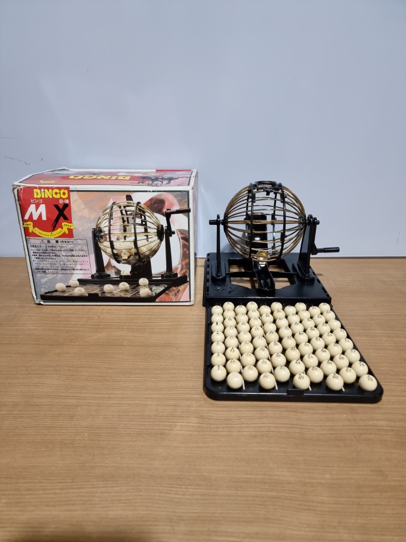 A máquina de bingo eletrônico Digbingo Z (preta) da Hanaya