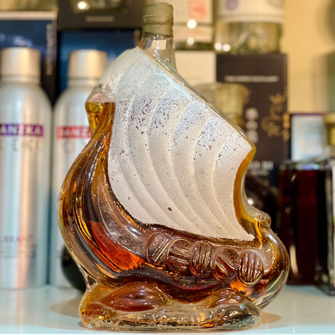 Larsen XO Cognac Ship 1980s no box 700ml, Food & Drinks