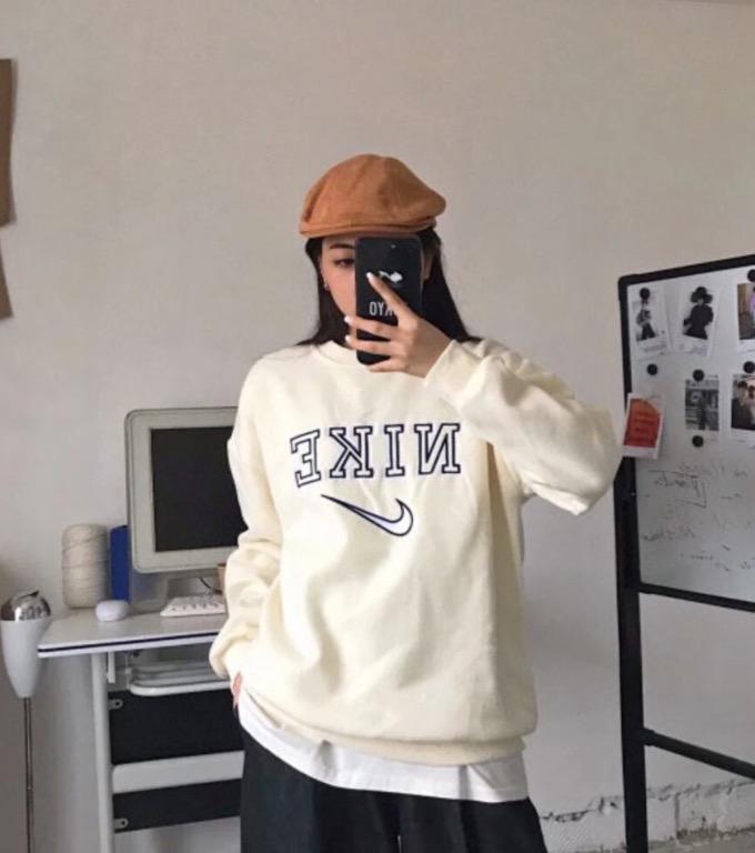 Cream nike crewneck clearance