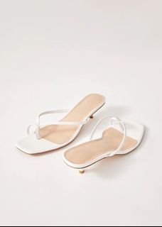 (Category: ) located in . Submitted by ohmywardrobe (Listing ID 1100237031, Image 1). Description: .