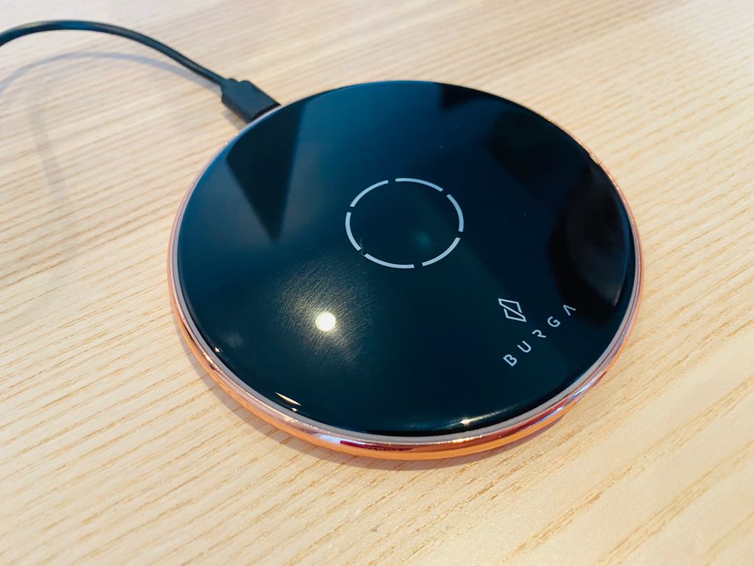 BURGA wireless charger in black and rose gold