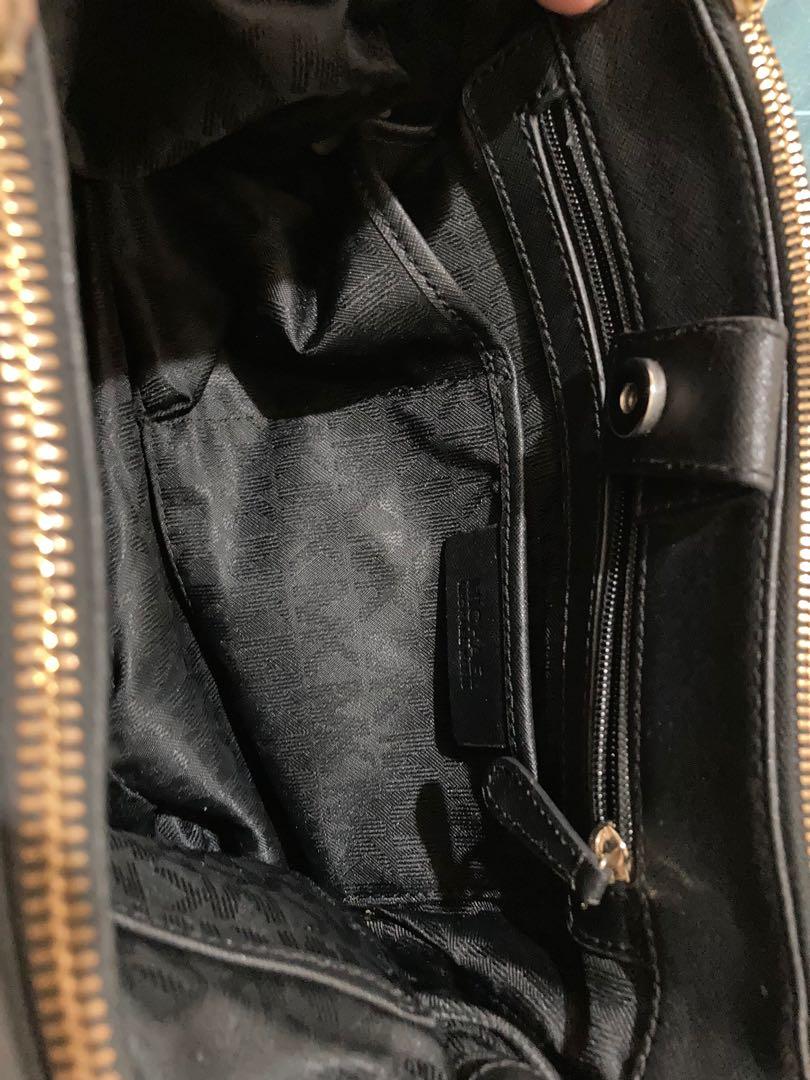 MK 2 way bag (Category: Luxury Bags & Wallets) located in Santa Rosa. Submitted by laispreloved (Listing ID 1100287315, Image 3). Description: Feel free to msg me for any questions.