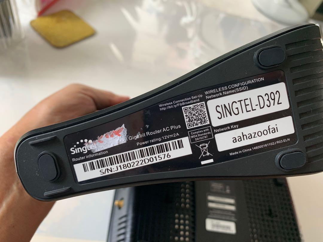 Router (Category: Office & Business Technology) located in Singapore. Submitted by ctct5566 (Listing ID 1100192525, Image 3). Description: SingTel And star hub router .
