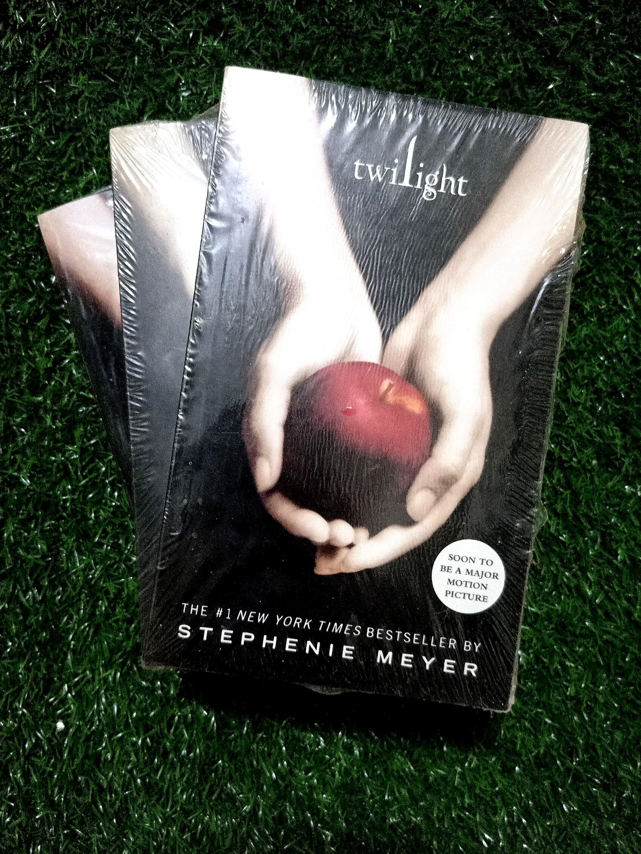 The #1 New York Times Bestseller : Twilight by Stephenie Meyer
