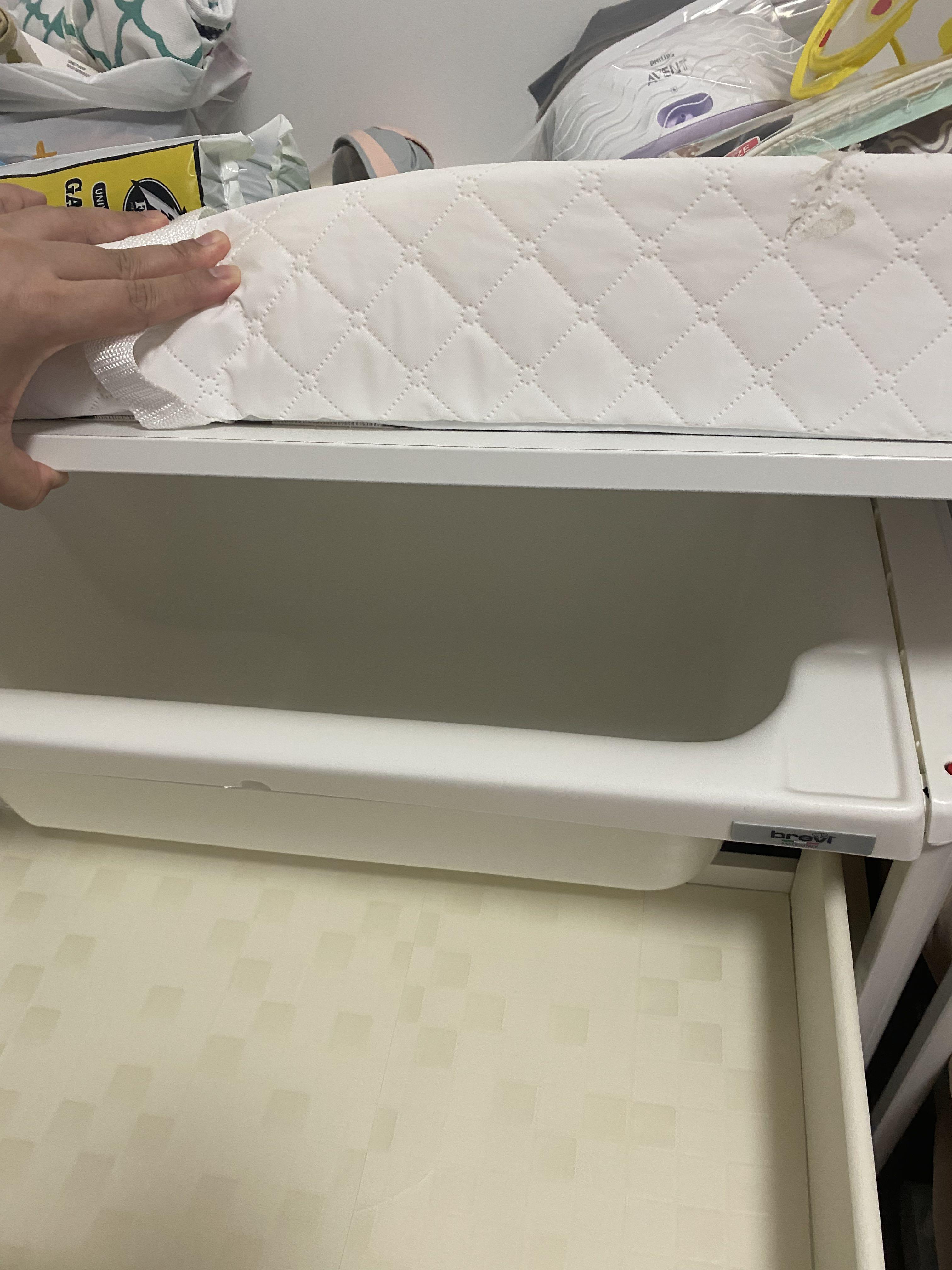 brevi changing table with bath tub and drawer, Babies & Kids, Bathing