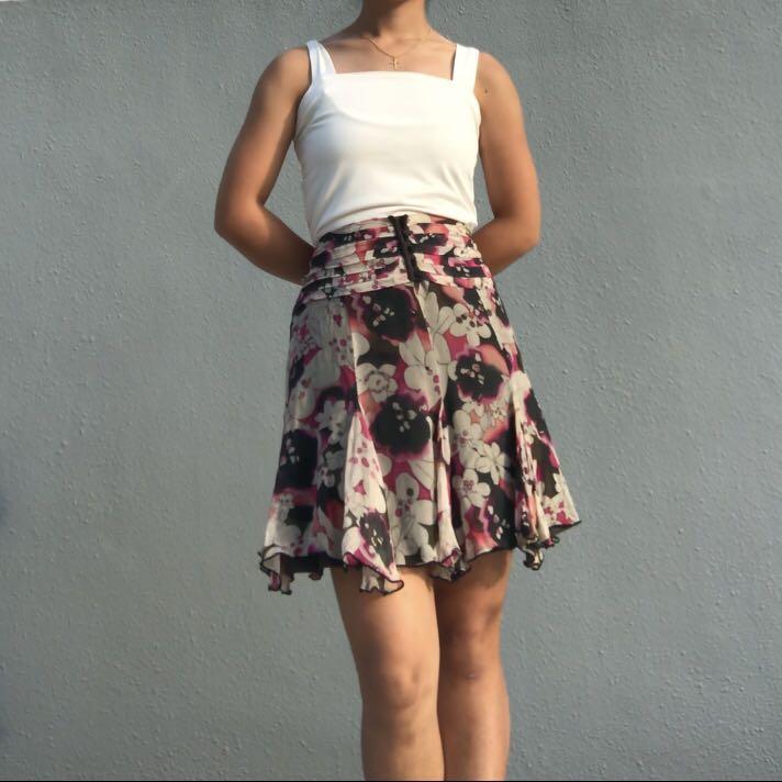 floral fairy skirt (Category: Skirts) located in Singapore. Submitted by shopheehee (Listing ID 1100667373, Image 3). Description: THRIFTED i LOVE the print on this skirt,, floral, funky AND a slight tie-dye effect, plus the insanely gorgeous gunmetal satin skirt on the inside? wow i honestly love this skirt so much but it just doesn't fit me :"" the skirt has triangular panels at the bottom that give a slight handkerchief hem effect, and a corse