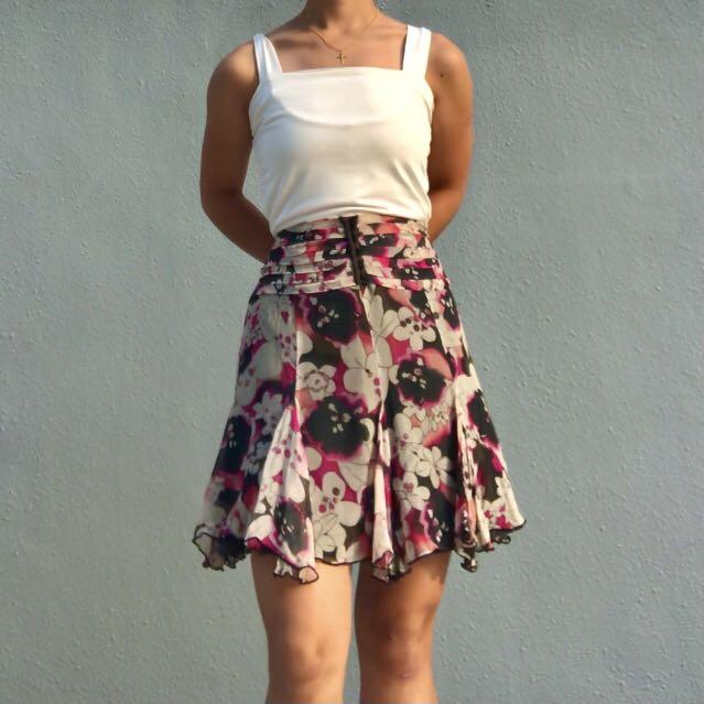 floral fairy skirt (Category: Skirts) located in Singapore. Submitted by shopheehee (Listing ID 1100667373, Image 1). Description: THRIFTED i LOVE the print on this skirt,, floral, funky AND a slight tie-dye effect, plus the insanely gorgeous gunmetal satin skirt on the inside? wow i honestly love this skirt so much but it just doesn't fit me :"" the skirt has triangular panels at the bottom that give a slight handkerchief hem effect, and a corse
