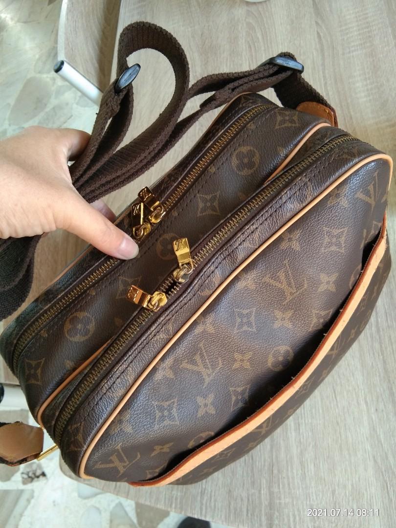 Luis Vuitton reporter bags (Category: Luxury Bags & Wallets) located in Manila. Submitted by marlove23 (Listing ID 1100600571, Image 1). Description: Luis Vuitton reporter bags wit code maganda pa sya Malinis pa rin ang loob na stock Lang po sya see the third picture yun lang po ang sign of use nya dahil na stock peru pwede papalit yun with code not sure kung authentic padala lang po sya sa akin galing Japan .