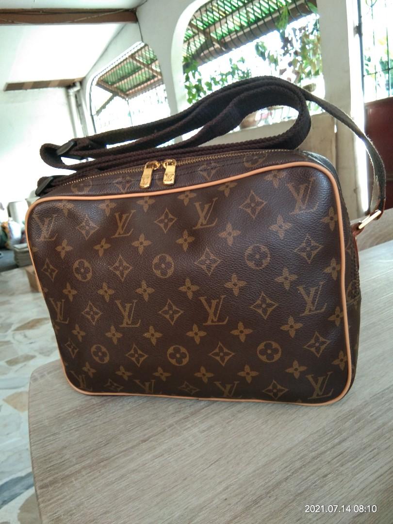 Luis Vuitton reporter bags (Category: Luxury Bags & Wallets) located in Manila. Submitted by marlove23 (Listing ID 1100600571, Image 2). Description: Luis Vuitton reporter bags wit code maganda pa sya Malinis pa rin ang loob na stock Lang po sya see the third picture yun lang po ang sign of use nya dahil na stock peru pwede papalit yun with code not sure kung authentic padala lang po sya sa akin galing Japan .