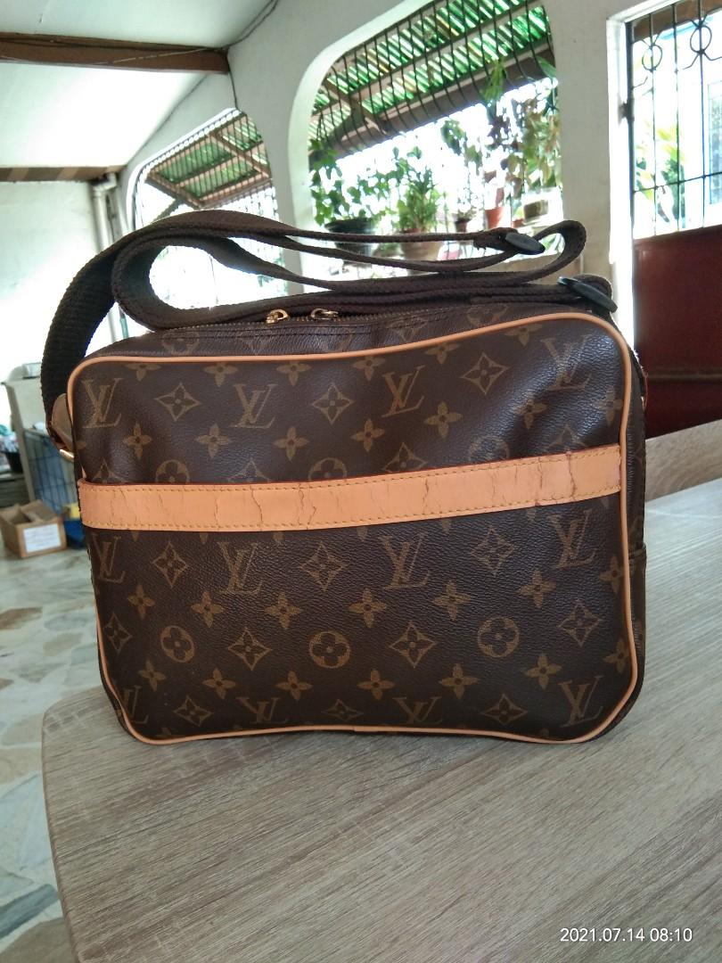 Luis Vuitton reporter bags (Category: Luxury Bags & Wallets) located in Manila. Submitted by marlove23 (Listing ID 1100600571, Image 3). Description: Luis Vuitton reporter bags wit code maganda pa sya Malinis pa rin ang loob na stock Lang po sya see the third picture yun lang po ang sign of use nya dahil na stock peru pwede papalit yun with code not sure kung authentic padala lang po sya sa akin galing Japan .