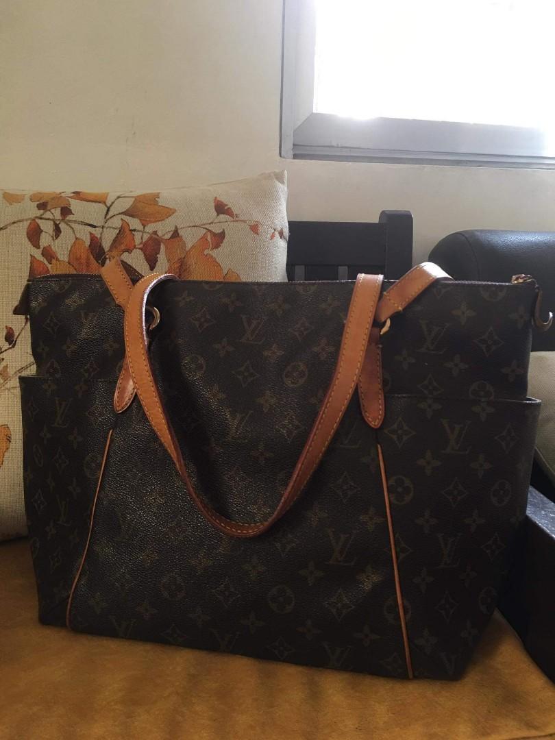 💯% Authentic LV Monogram Totally MM Tote Bag, Luxury, Bags & Wallets on  Carousell