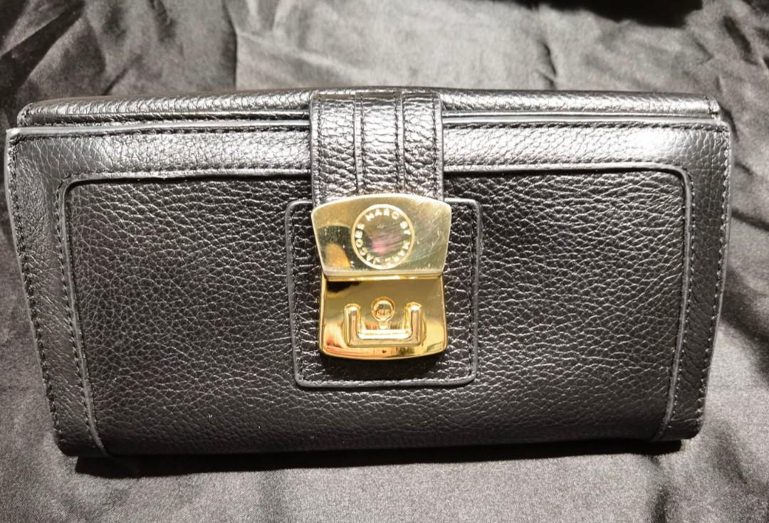 Original Marc Jacobs wallet (Category: Luxury Bags & Wallets) located in Manila. Submitted by poyeesy (Listing ID 1100603660, Image 1). Description: original marc jacob leather wallet. good condition. no inclusions..
