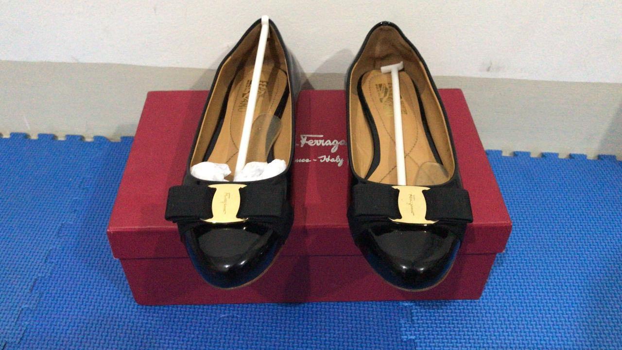 Salvatore Ferragamo Flat Shoes Size 7 Fesyen Wanita Sepatu di Carousell