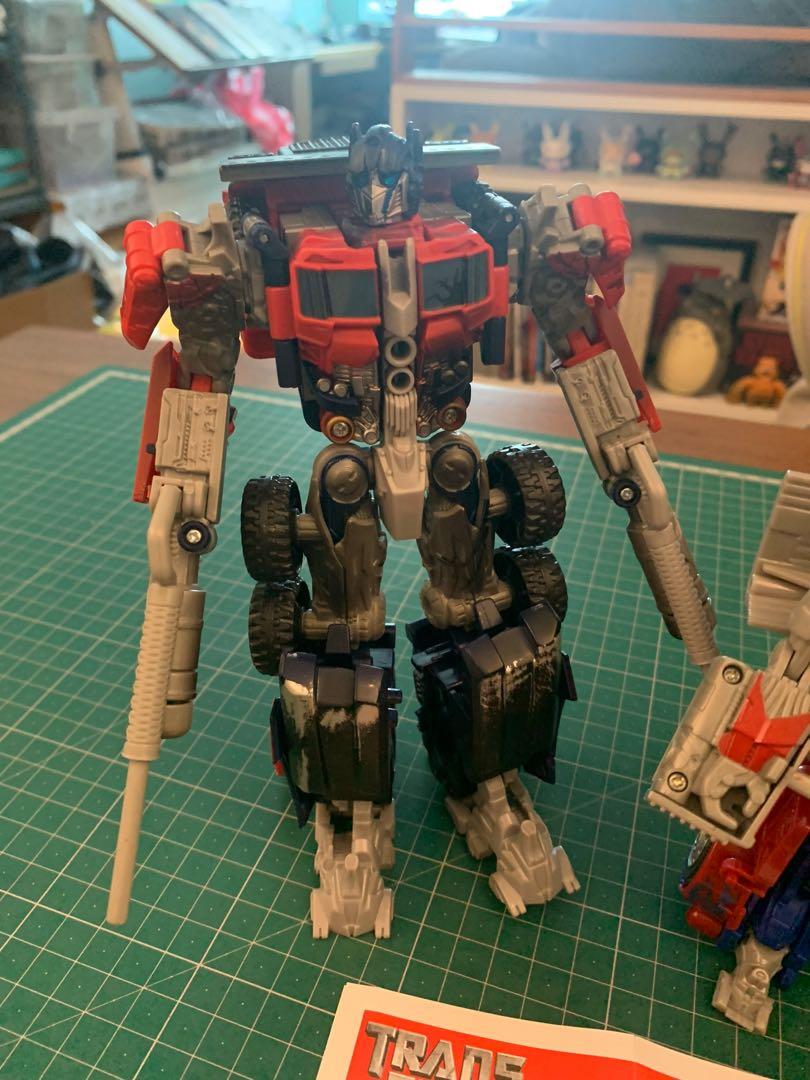 Transformers Movie Optimus Prime Set Hasbro (Category: Action & Battle Toys) located in Quezon City. Submitted by brian_vallesteros (Listing ID 1100682246, Image 3). Description: Complete and in great condition. Mostly kept in storage. one of voyager primes doors won’t close fully. Common problem with this mold. Payment via BPI, Gcash Shipping via Grab, Lalamove or LBC. Ships from QC .