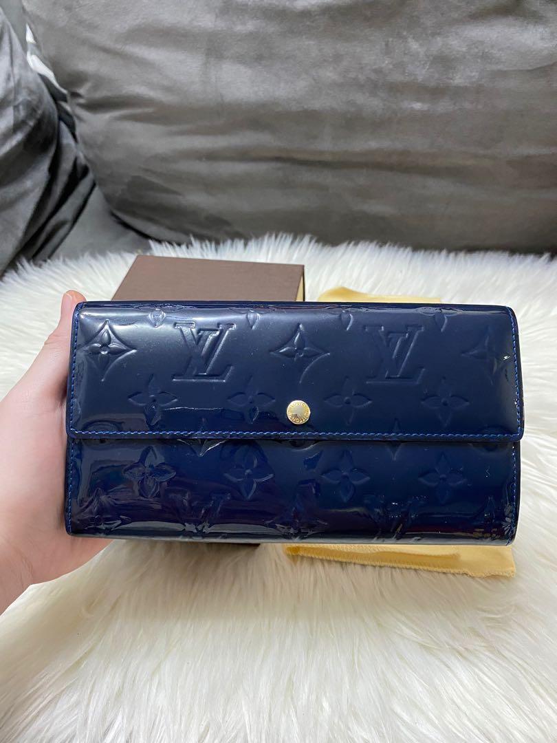 Authentic Louis Vuitton Vernis Sarah Wallet (Category: Luxury Bags & Wallets) located in Makati City. Submitted by cindiorella (Listing ID 1100878882, Image 2). Description: 100% guaranteed authentic Comes complete Exterior is in excellent condition Interior has some scratches Sides have rubs Please see photos carefully for item’s condition.