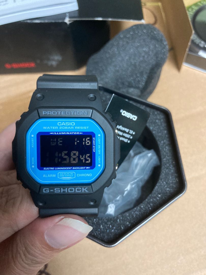 CASIO G-SHOCK DW-5600SN-1DR 經典黑藍限定DW-5600, 名牌, 手錶- Carousell
