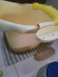 Preloved toddler bath tub