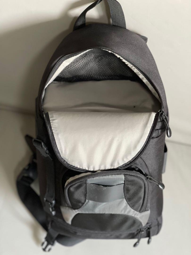 Backpack (Category: Camera Bags & Carriers) located in Singapore. Submitted by denise2019 (Listing ID 1101081335, Image 3). Description: Size 25X20X40cm.