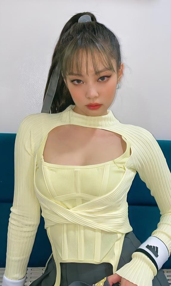 Blackpink Jennie Yellow Stage Outfit Top Set, Hobbies & Toys ...