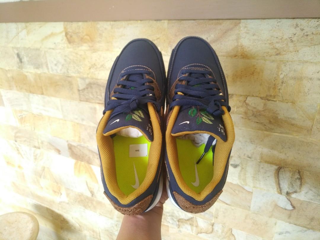 Nike Air Max 90 SE Obsidian Wheat-Coconut-Milk-White 43 BNIB  (New/Original), Fesyen Pria, Sepatu , Sneakers di Carousell