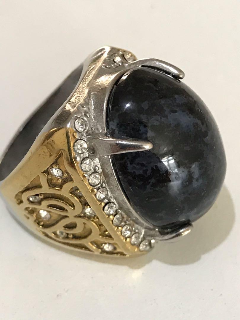 Cincin batu akik hitam berwibawa