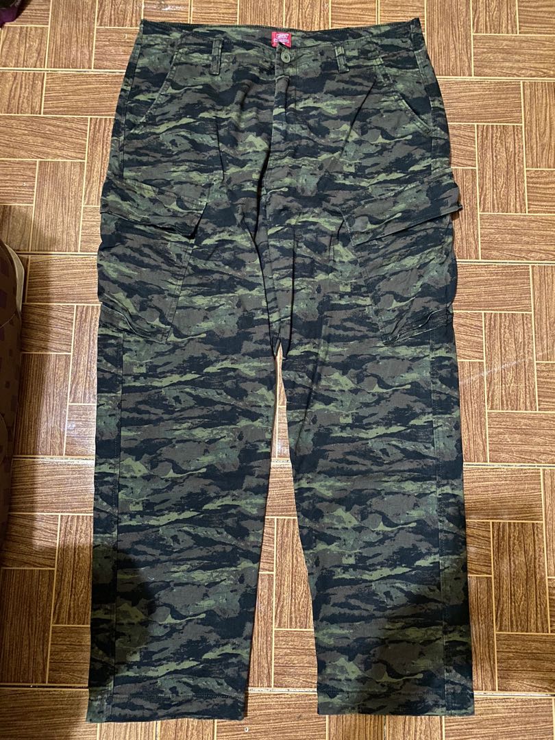 LEVI'S Camo Cargo Pants, Men's Fashion, Bottoms, Trousers on Carousell