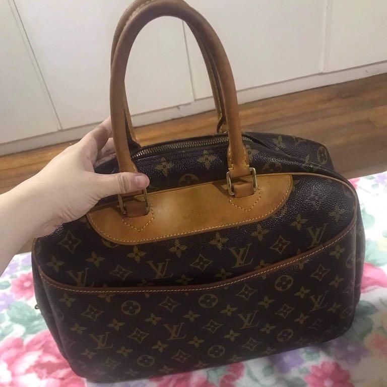 LV Deauville (Category: Luxury Bags & Wallets) located in Quezon City. Submitted by sunshine0701 (Listing ID 1101339180, Image 1). Description: Please see signs of use on the handle. .