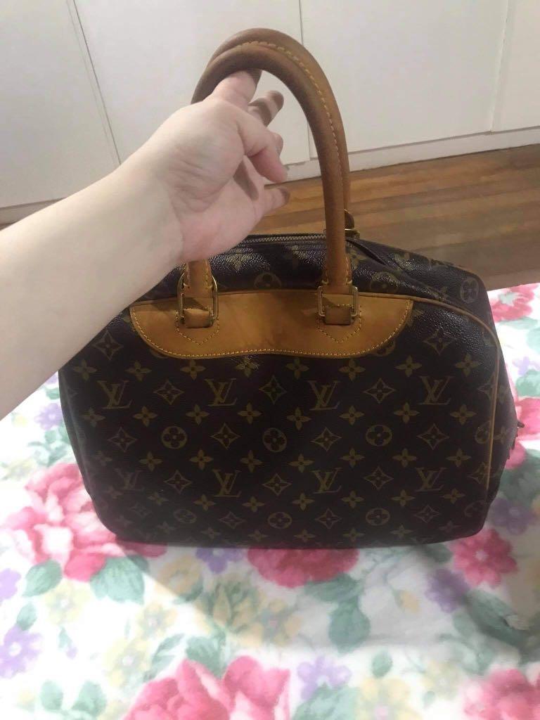 LV Deauville (Category: Luxury Bags & Wallets) located in Quezon City. Submitted by sunshine0701 (Listing ID 1101339180, Image 3). Description: Please see signs of use on the handle. .