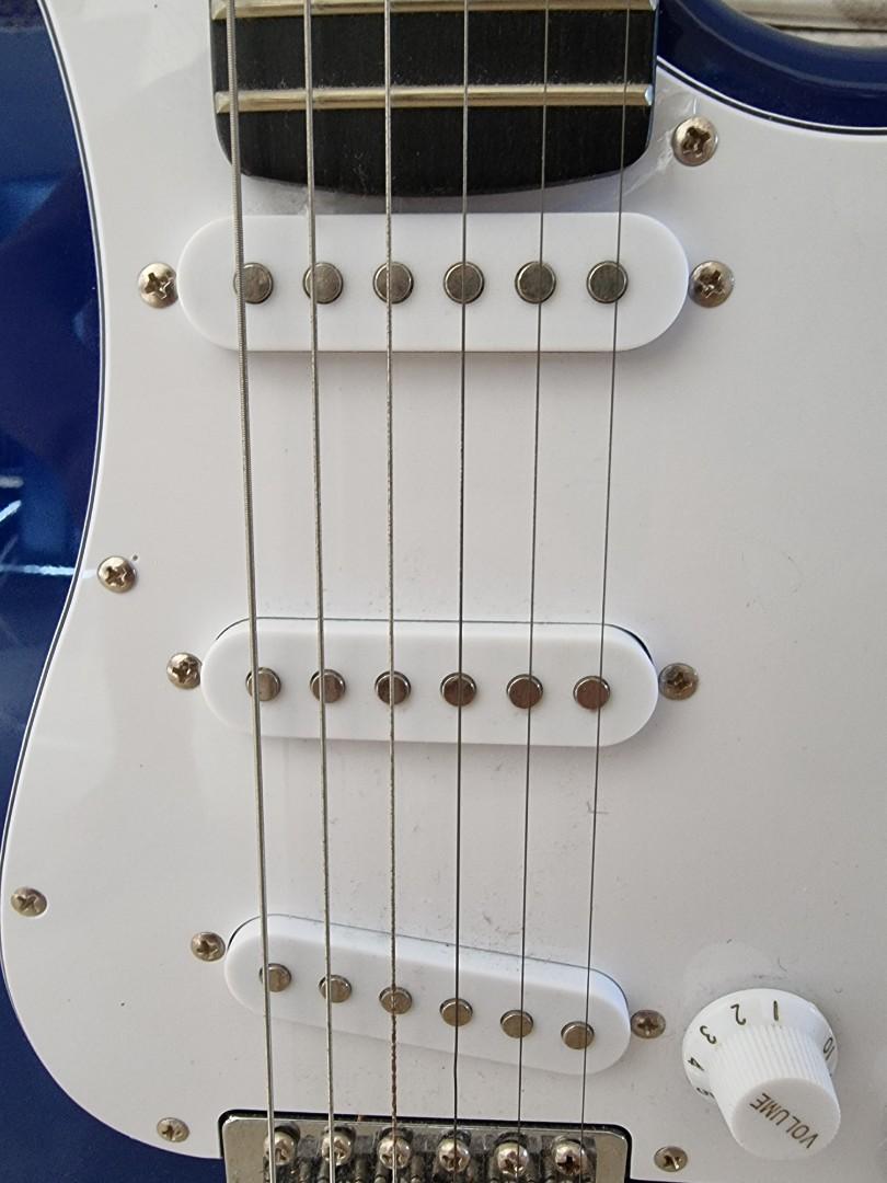 Suzuki SST6 Electric Guitar, Hobbies & Toys, Music & Media, Musical