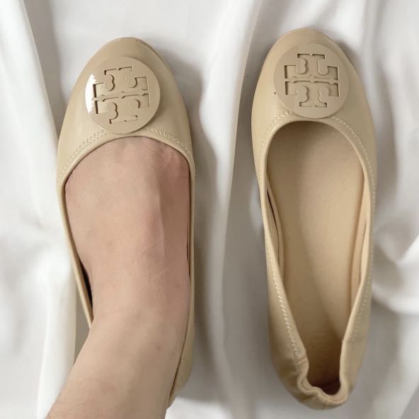 Tory Burch Flat Shoes cream polos, Fesyen Wanita, Sepatu di Carousell