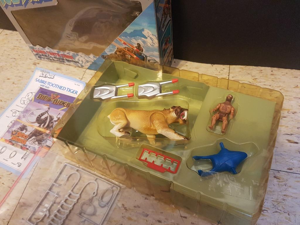 Tyco DinoRiders Ice Age Sabre Tooth Tiger with Kub, Hobbies & Toys