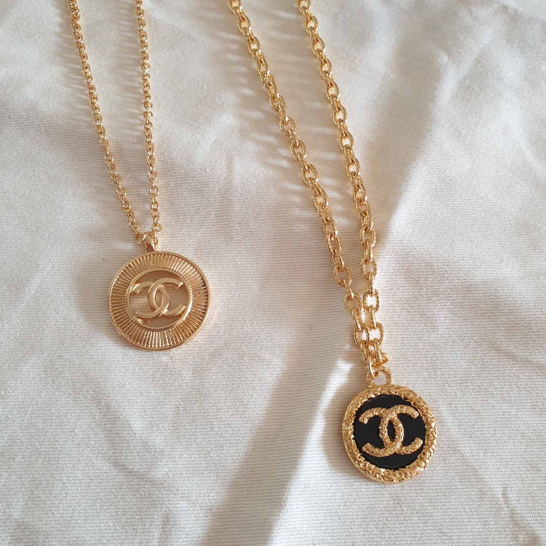Chanel Vintage Chanel Gold Tone CC logo Pendant Necklace X830