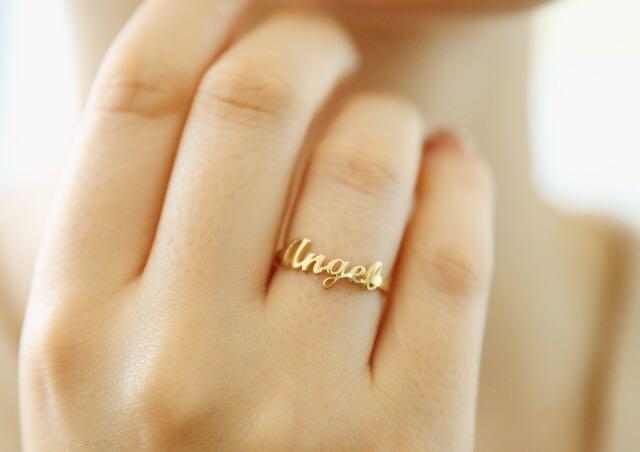 Gold rings with names on them outlet