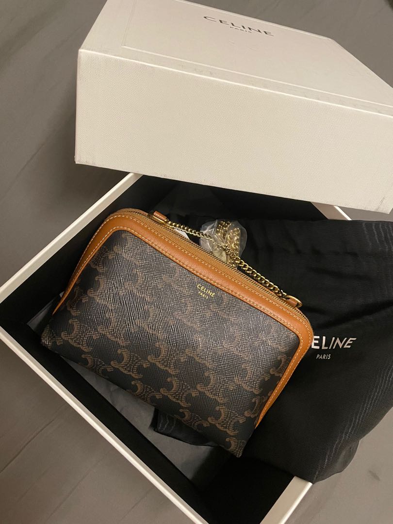 CELINE CLUTCH WITH CHAIN IN TRIOMPHE CANVAS AND LAMBSKIN TAN, 名牌, 手袋及銀包-  Carousell