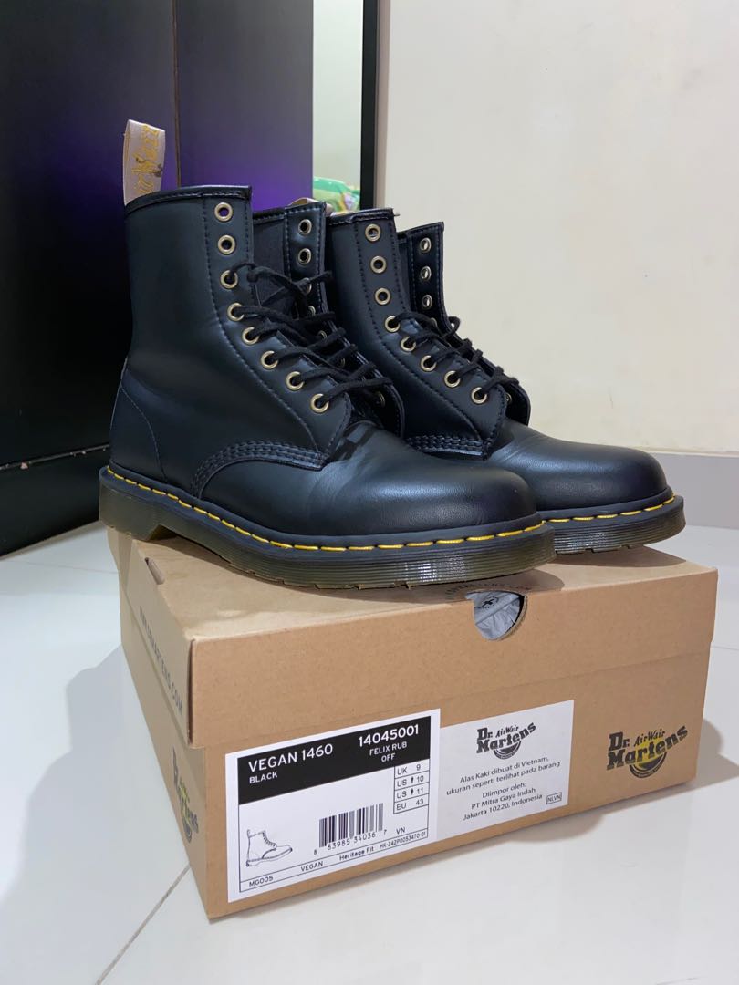 Dr. Martens 1460 Vegan Black 43, Fesyen Pria, Sepatu , Sepatu Boot di  Carousell