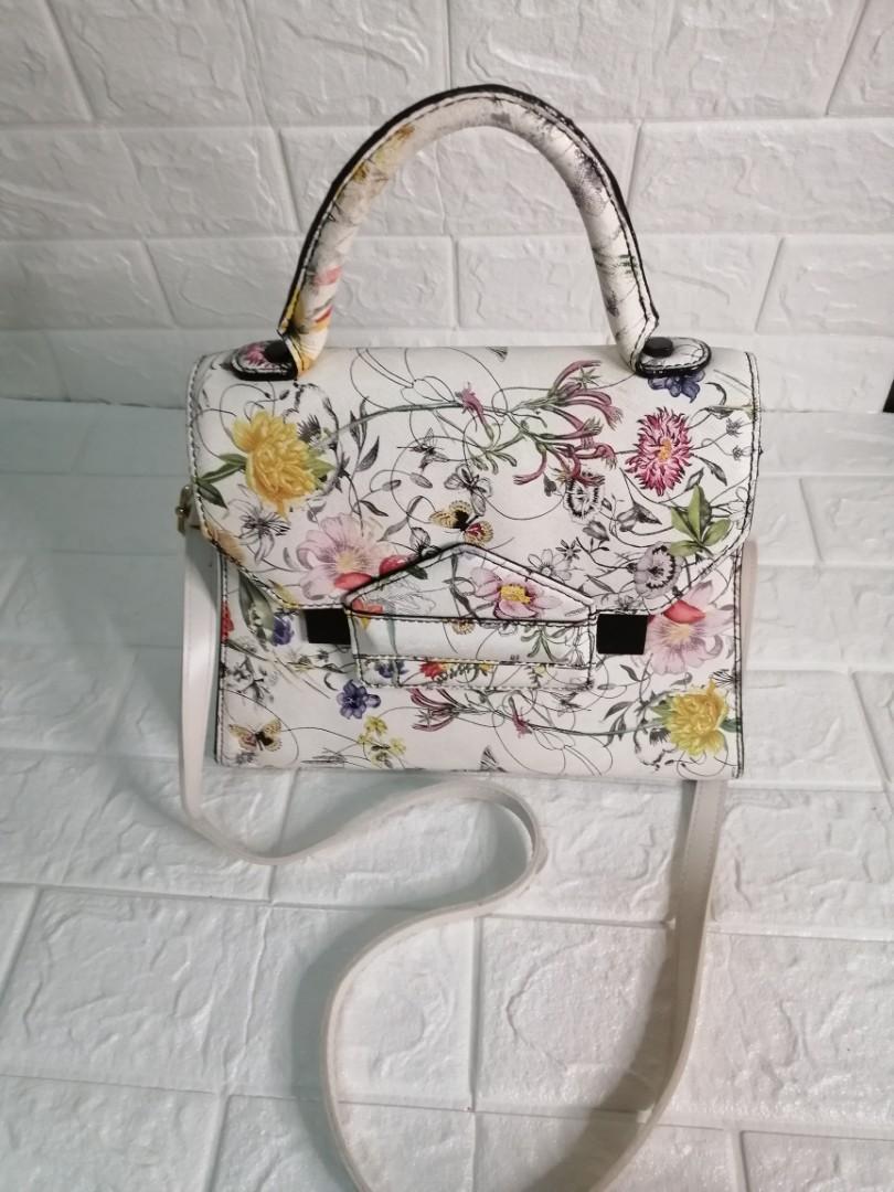 Finn Esker 2-way Handbag with Sling (Category: Luxury Bags & Wallets) located in Las Pinas. Submitted by etoksi1234 (Listing ID 1101437377, Image 1). Description: Pre-loved Finn Esker 2-way Handbag with Sling... Hard leather stand alone bag... With minimal signs of usage on rubber linings... Small size bag....