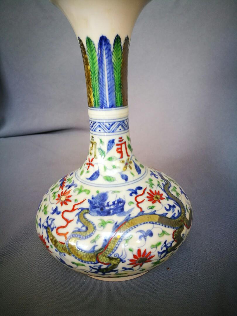 Ming dynasty Chenhua mark bright colorful vase 8 in tall 大明成化年款斗彩青花瓷器小花瓶。