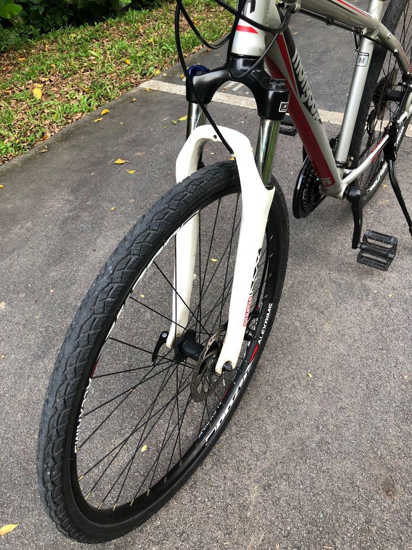 Mongoose 700c Hybrid beautiful mint 3x8 24gears disc brake bike Lightweight Aluminium Quality Shimano component Alivio bike bicycle great condition