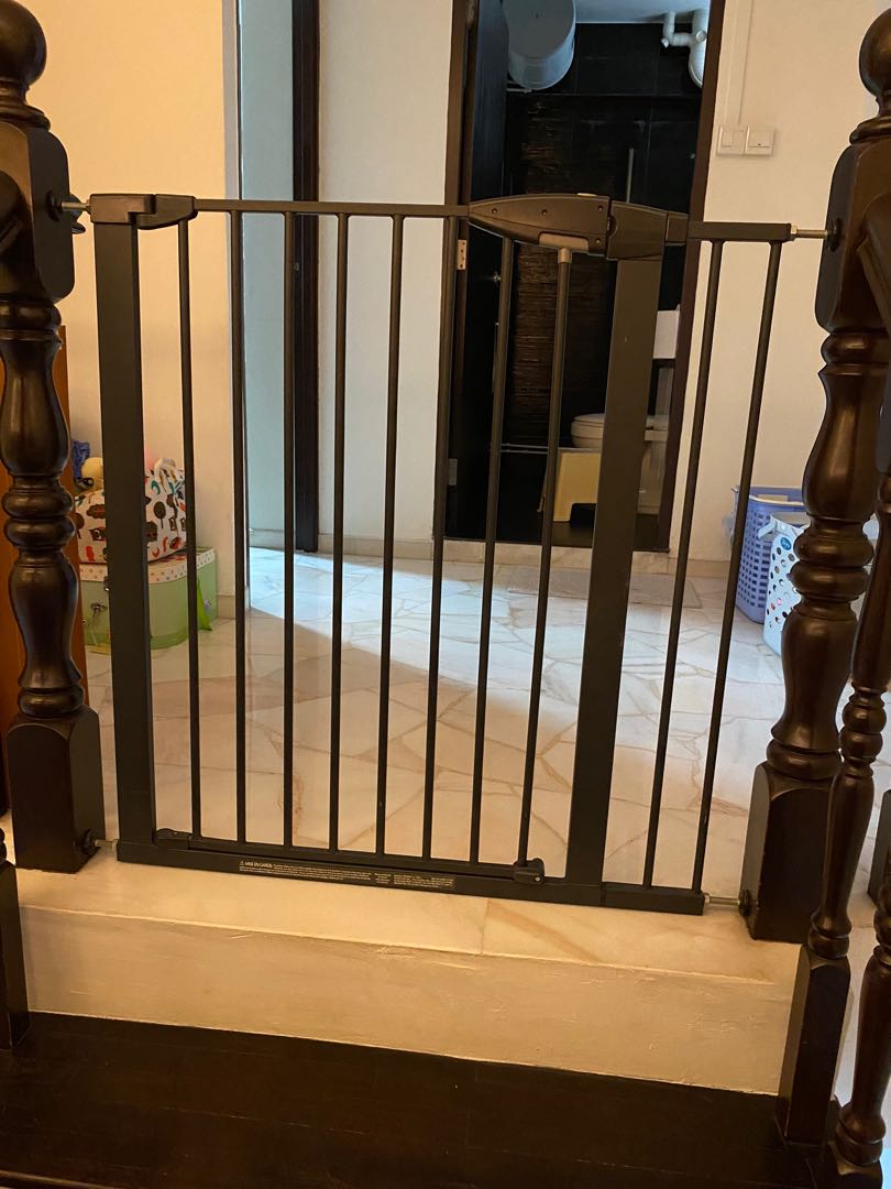 Munchkin gate with extension, Furniture & Home Living, Security & Locks