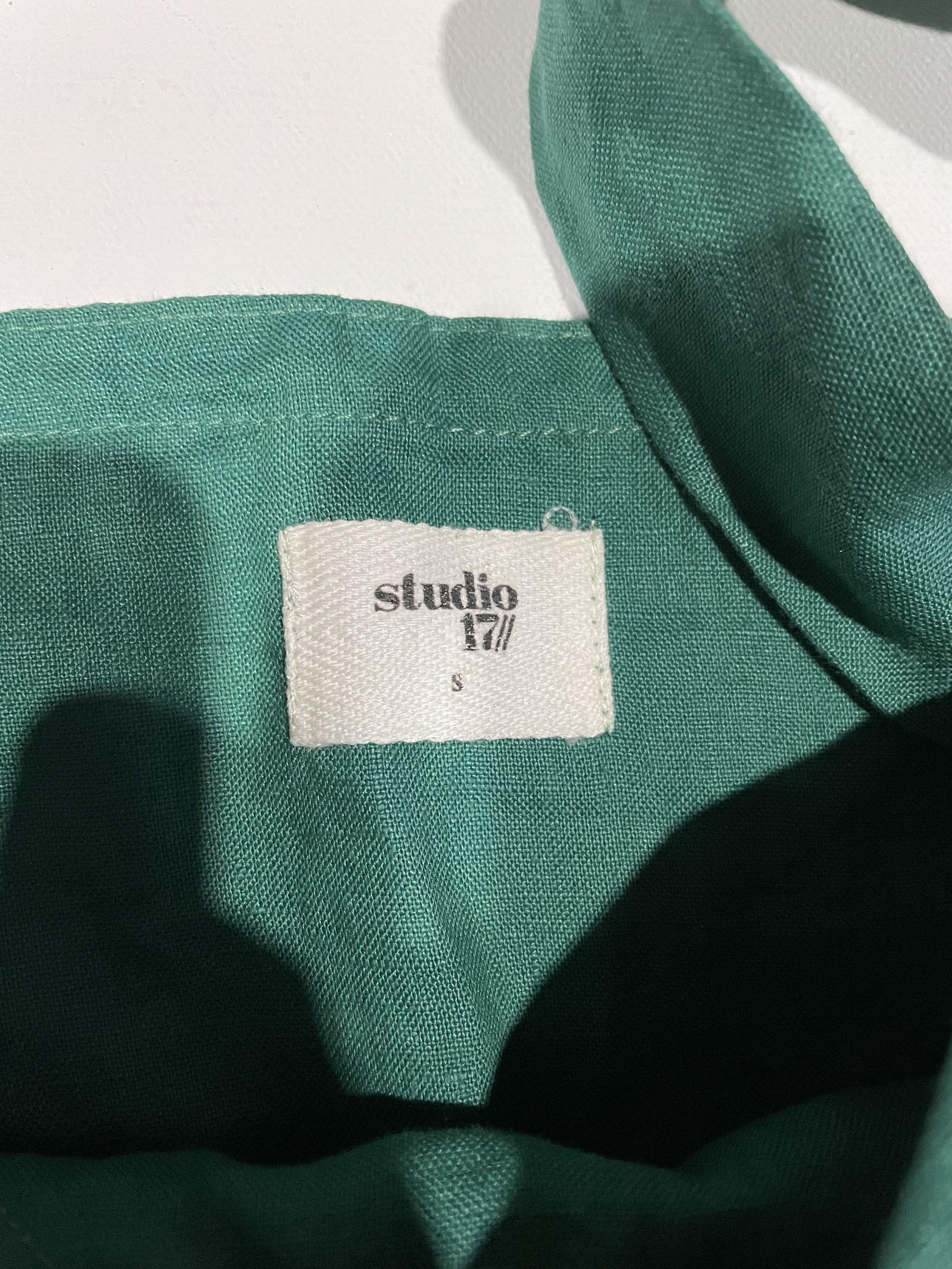 Studio 17 Linen Carmen Top SALE (Category: Sleeveless) located in Talisay. Submitted by visionboard_ (Listing ID 1101592569, Image 3). Description: Carmen top in Forest from Studio 17 Originally at 2,100 Size S on tag Helping Tags: Pomelo Fashion Suzy Clothing Love Bonito Araw the Line Encore Studios Bacoleña La Presko Beas Closet Kamani Tree Amari Amal the brand Tagpi by Kanayun Pare Mare Ma. Collecta Porto Studios Isla Pieces Studio Caca Floric