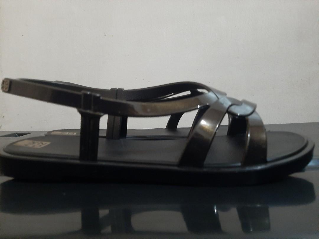 Zaxy Sandals (Category: Flats & Sandals) located in Quezon City. Submitted by rivca13 (Listing ID 1091210161, Image 3). Description: Zaxy (Black with Brown or Gold} Originally at 1,795 as shown in the picture Price is negotiable. Size: 5.