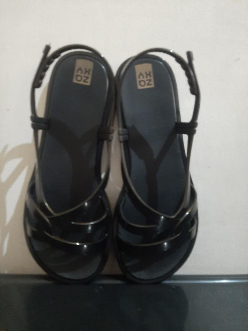 Zaxy Sandals (Category: Flats & Sandals) located in Quezon City. Submitted by rivca13 (Listing ID 1091210161, Image 2). Description: Zaxy (Black with Brown or Gold} Originally at 1,795 as shown in the picture Price is negotiable. Size: 5.